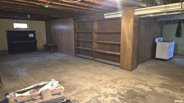 1028 COYNE CENTER Road, Milan, IL 61264