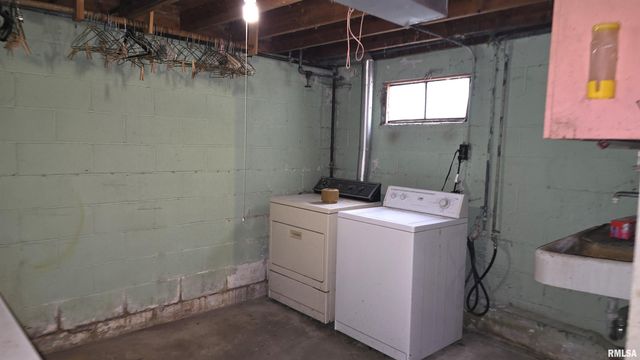 1028 COYNE CENTER Road, Milan, IL 61264