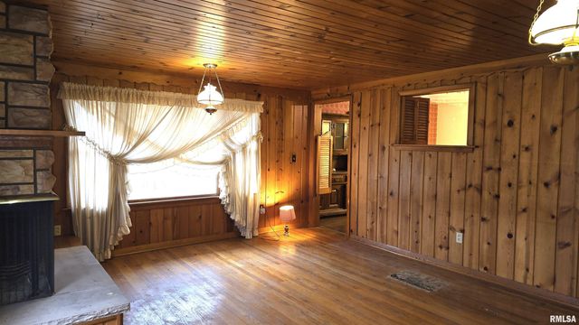 1028 COYNE CENTER Road, Milan, IL 61264