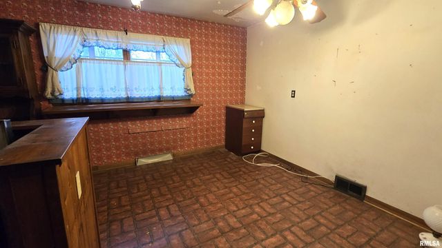 1028 COYNE CENTER Road, Milan, IL 61264