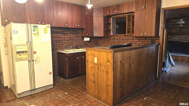 1028 COYNE CENTER Road, Milan, IL 61264