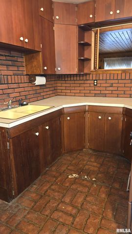 1028 COYNE CENTER Road, Milan, IL 61264