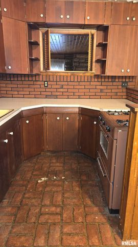 1028 COYNE CENTER Road, Milan, IL 61264