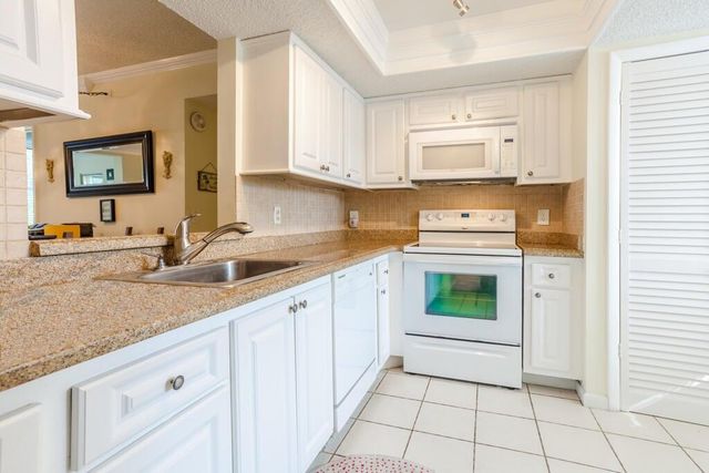 8 Willowbrook Lane 208, Delray Beach, FL 33446