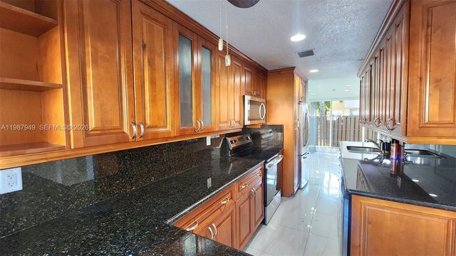 841 NW 81st Ave 8, Plantation, FL 33324