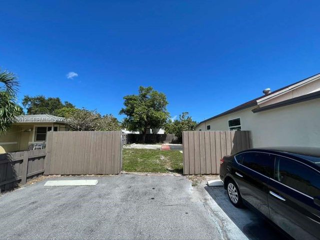 22 NW 14th Ave, Dania Beach, FL 33004