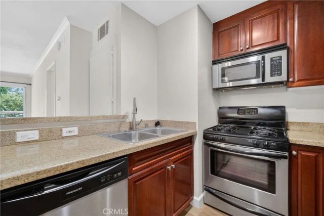 5520 Owensmouth Avenue 103, Woodland Hills, CA 91367