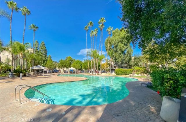 5520 Owensmouth Avenue 103, Woodland Hills, CA 91367