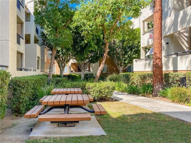 5520 Owensmouth Avenue 103, Woodland Hills, CA 91367