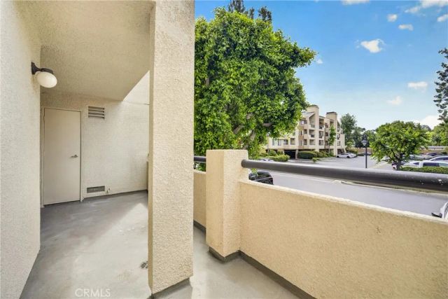 5520 Owensmouth Avenue 103, Woodland Hills, CA 91367