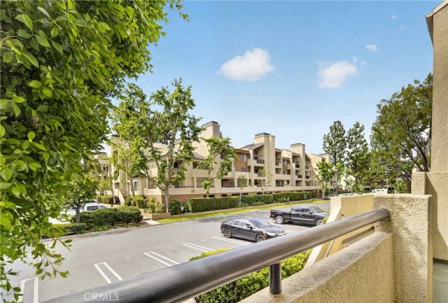 5520 Owensmouth Avenue 103, Woodland Hills, CA 91367