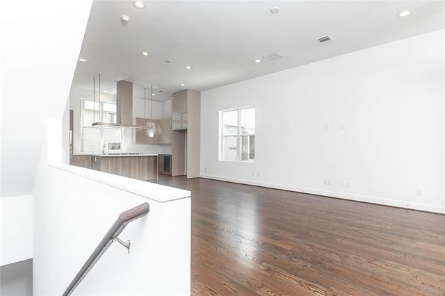 5868 E Post Oak Lane, Houston, TX 77055