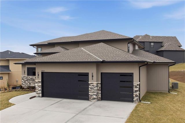 2531 NE Woodland Oak Circle, Lee's Summit, MO 64086