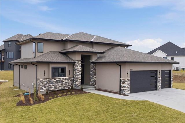 2531 NE Woodland Oak Circle, Lee's Summit, MO 64086