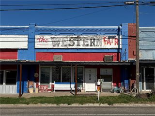 204 E Gassaway Avenue, Lott, TX 76656