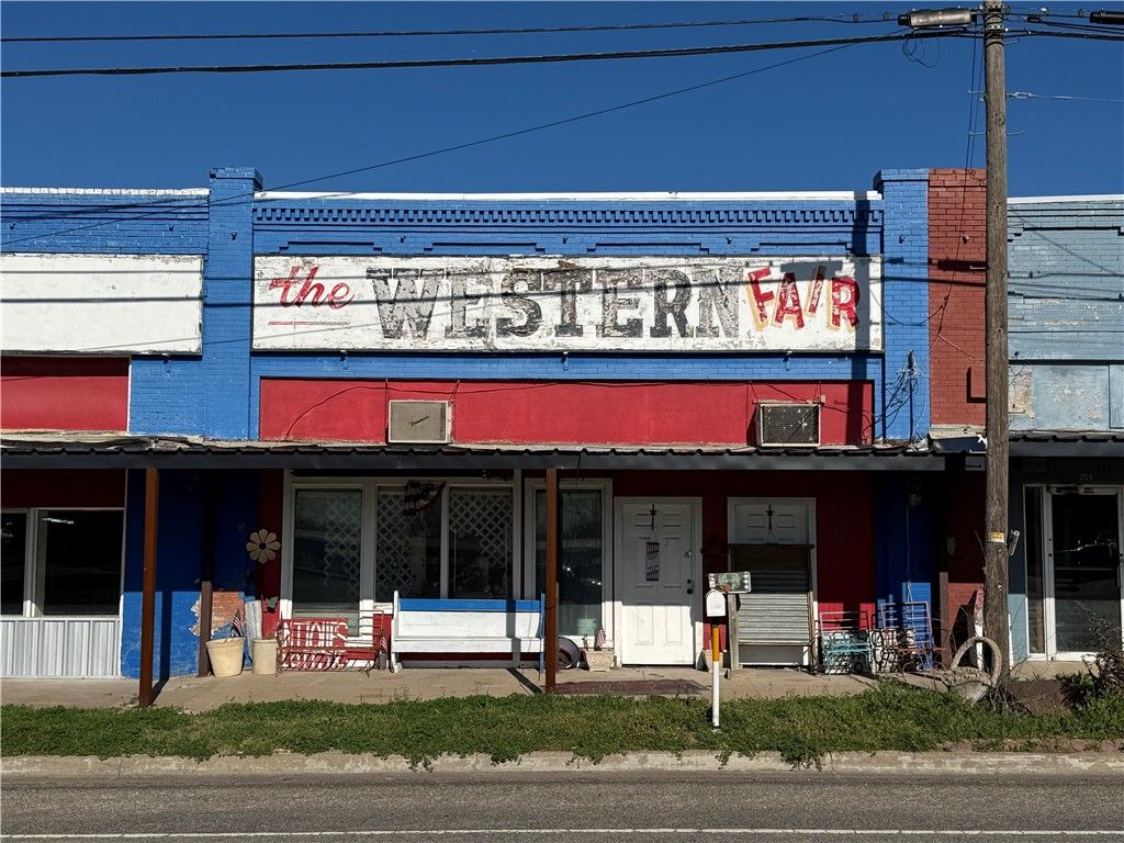 204 E Gassaway Avenue, Lott, TX 76656