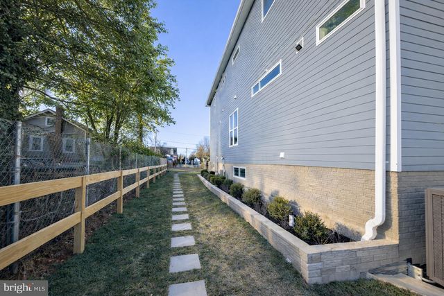 2613 BEACON HILL RD, Alexandria, VA 22306