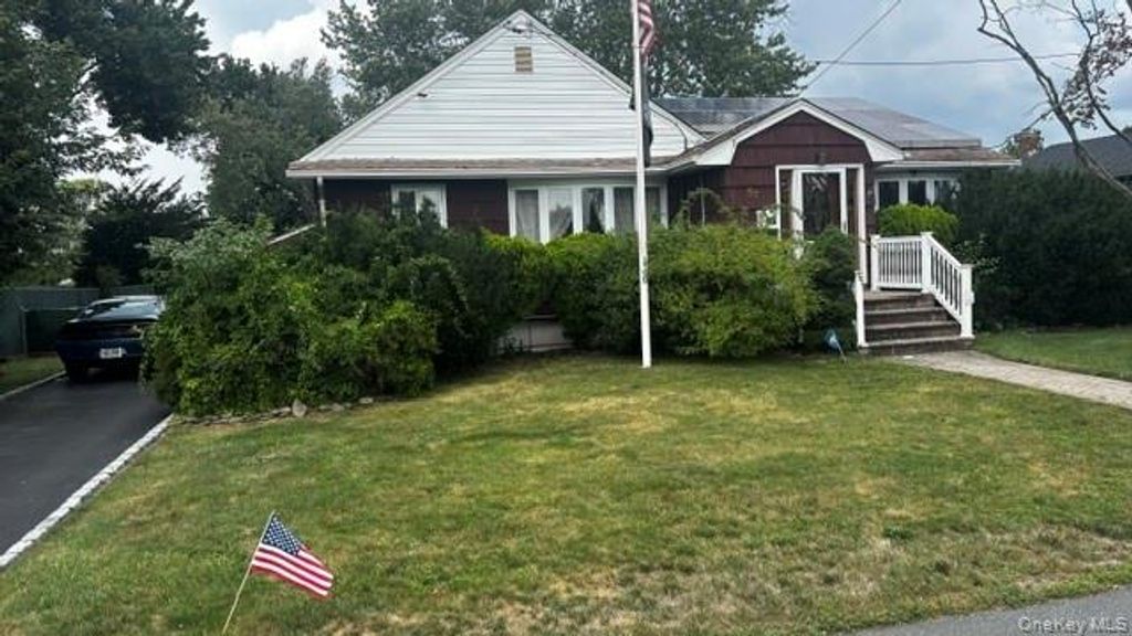 59 FARMERS Avenue, Lindenhurst, NY 11757