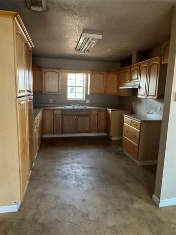 506 S Mechanic Street, El Campo, TX 77437