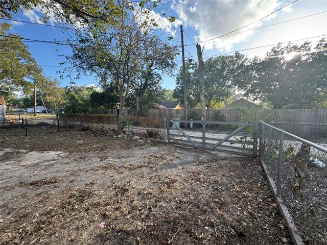 506 S Mechanic Street, El Campo, TX 77437