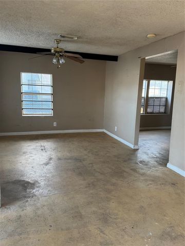 506 S Mechanic Street, El Campo, TX 77437