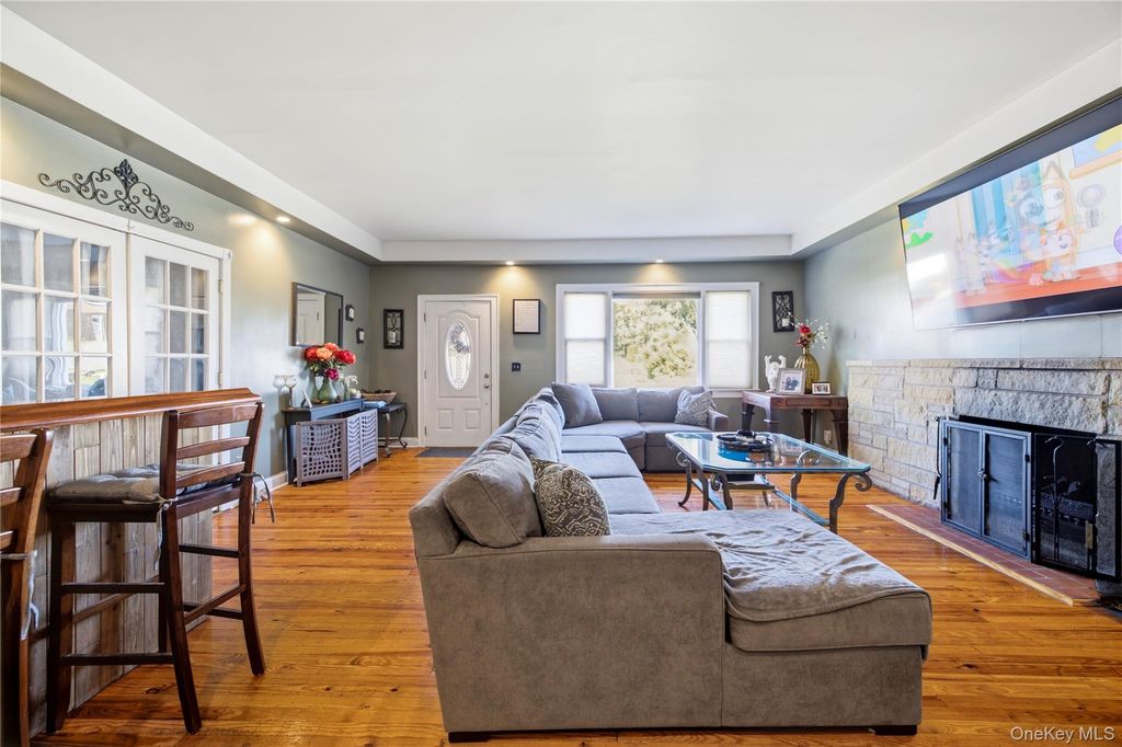 619 S 6th Street, Lindenhurst, NY 11757 — photo 3
