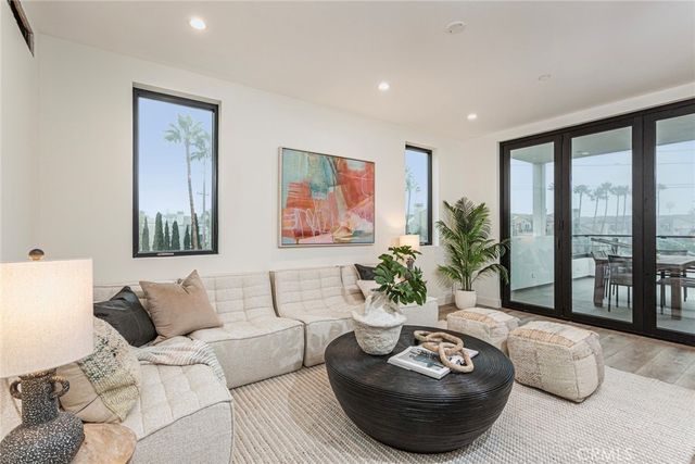 328 3rd, Huntington Beach, CA 92648