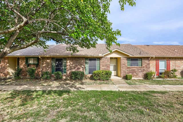 22 E Townhouse Lane 31, Grand Prairie, TX 75052