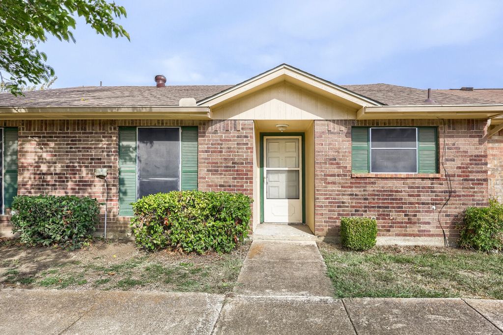 22 E Townhouse Lane 31, Grand Prairie, TX 75052
