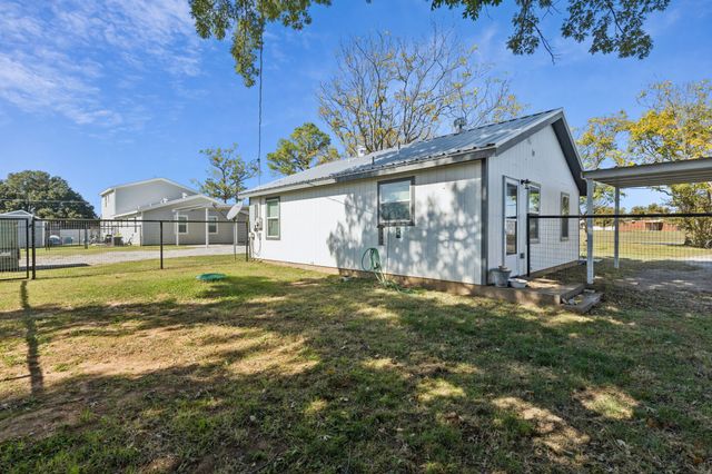 1060 E Reno Road, Reno, TX 76020