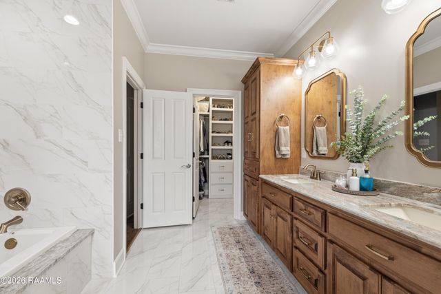 1086 Old Henderson Drive, Breaux Bridge, LA 70517