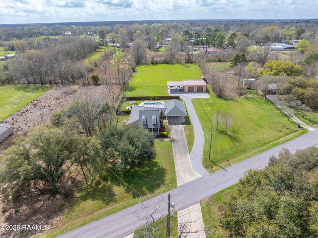 1086 Old Henderson Drive, Breaux Bridge, LA 70517