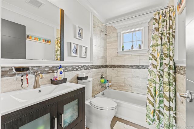 123 Columbus Boulevard, Amityville, NY 11701