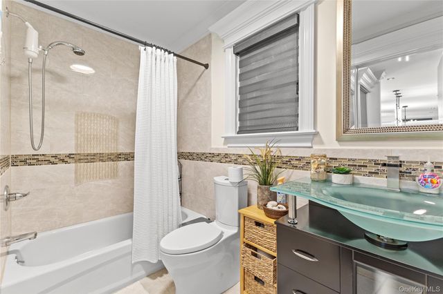 123 Columbus Boulevard, Amityville, NY 11701