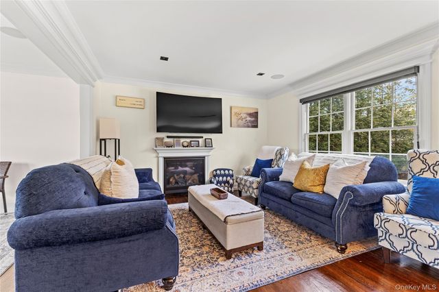 123 Columbus Boulevard, Amityville, NY 11701