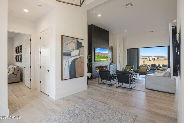 610 E Woburn Lane, Phoenix, AZ 85085