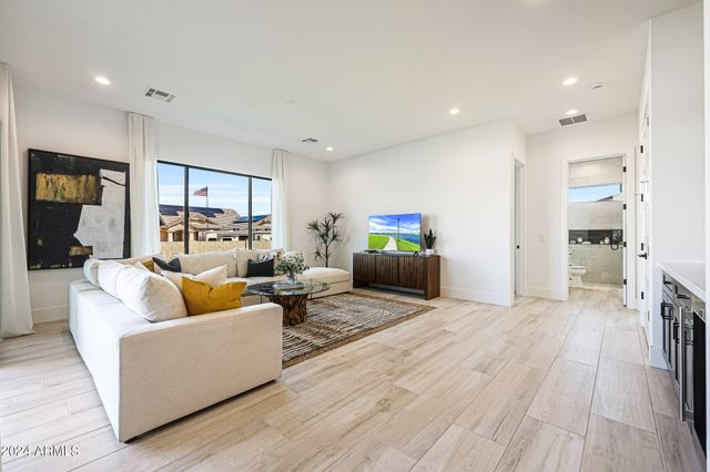 610 E Woburn Lane, Phoenix, AZ 85085