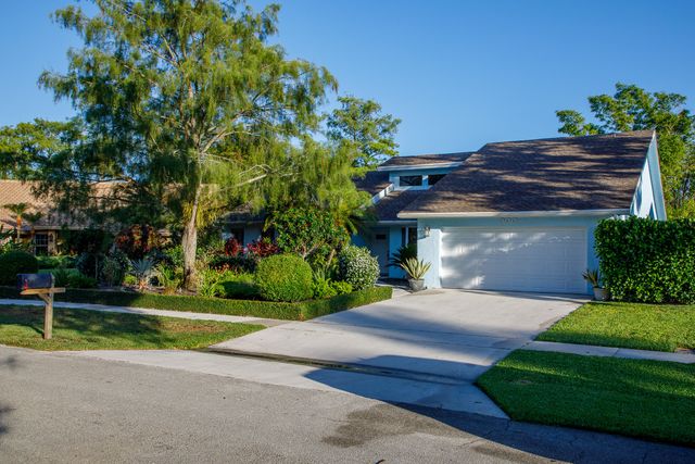 900 COSMOS Court, Wellington, FL 33414