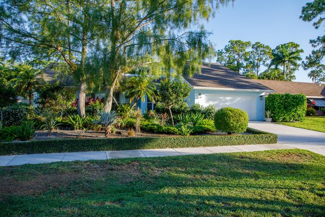 900 COSMOS Court, Wellington, FL 33414