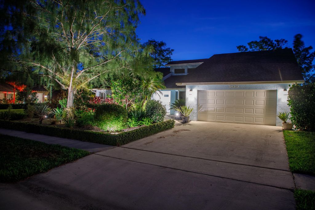 900 COSMOS Court, Wellington, FL 33414