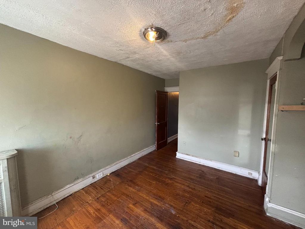 Image 2 of property listing at 7349 E WALNUT LN, Philadelphia, PA 19138