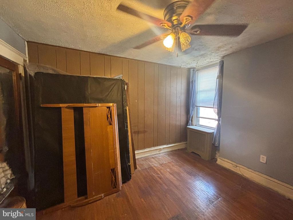Image 6 of property listing at 7349 E WALNUT LN, Philadelphia, PA 19138