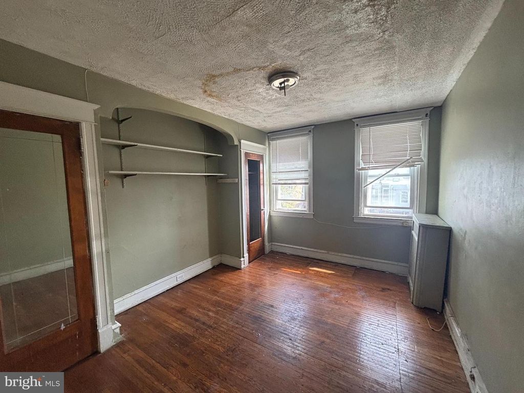 Image 7 of property listing at 7349 E WALNUT LN, Philadelphia, PA 19138