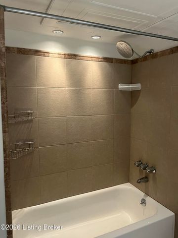 9 Dupont Way APT 5, Louisville, KY 40207