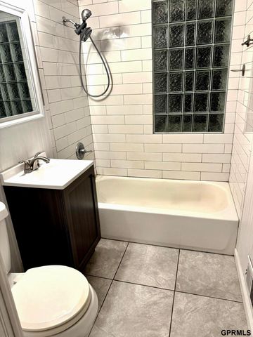 5721 Manderson Street, Omaha, NE 68104