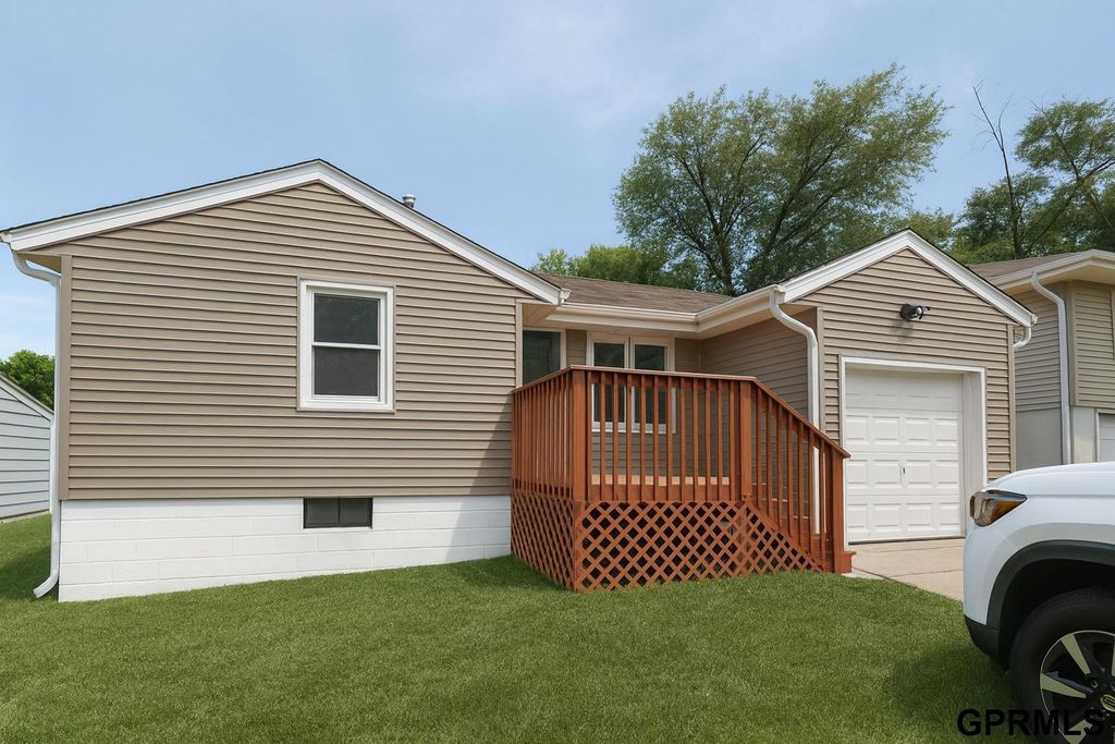 5721 Manderson Street, Omaha, NE 68104