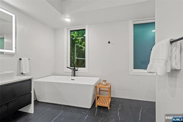 367 Park Avenue, Weehawken, NJ 07086