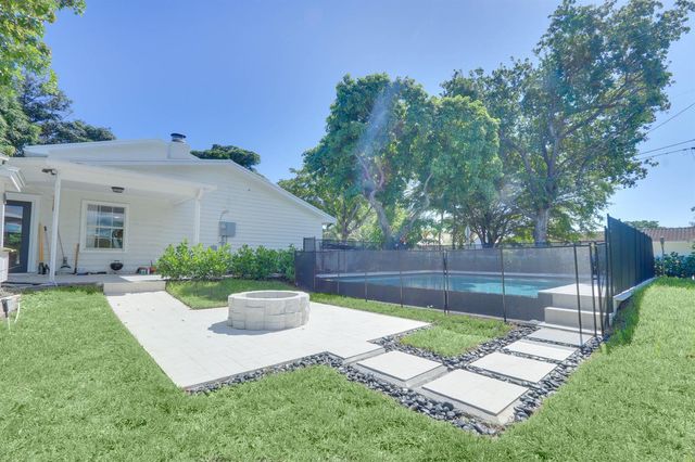 1808 N 17th Ave Avenue N, Lake Worth Beach, FL 33460
