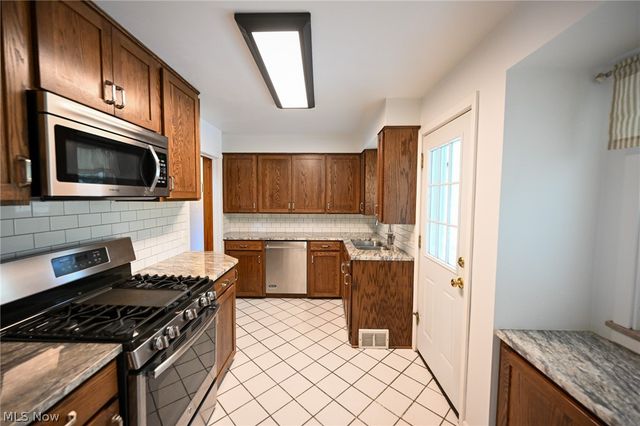 1313 Richmond Road, Lyndhurst, OH 44124