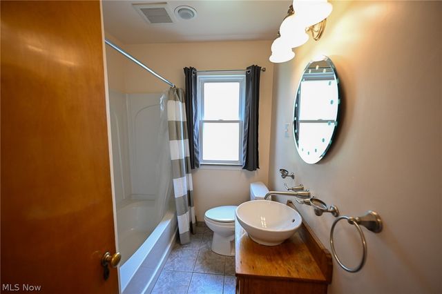 1313 Richmond Road, Lyndhurst, OH 44124